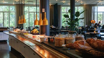 Café da manhã com buffet grátis todos os dias