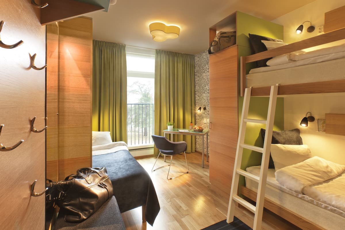 desk, free wifi, bed sheets, wheelchair access