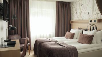 Escritorio, wifi gratis, ropa de cama y acceso para silla de ruedas