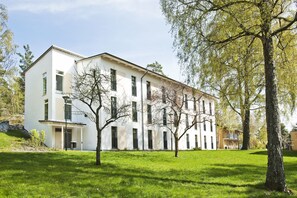 4 人部屋 共用バスルーム (In Corridor) | 施設の正面