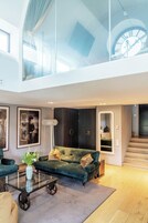 Clock Suite | 防过敏的被褥、羽绒被、迷你吧、客房内保险箱