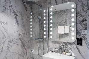 Essential | Kylpyhuone | Ympäristöystävälliset hygieniatuotteet, hiustenkuivaaja, pyyhkeet