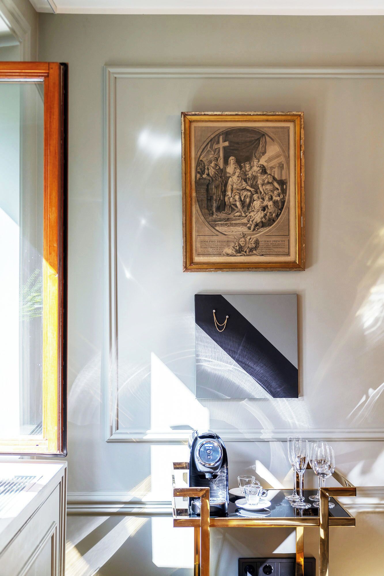 junior suite | living area | 43-inch flat-screen tv with cable channels, tv