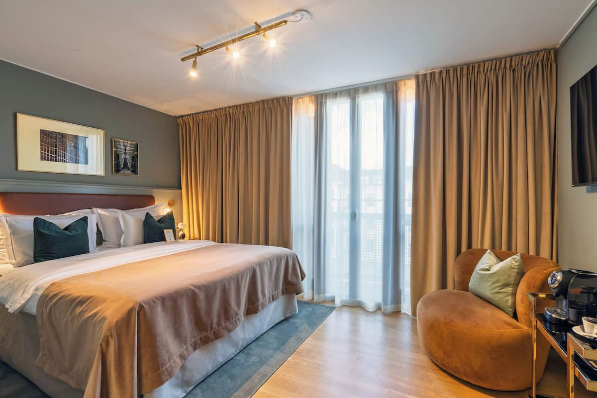 Essential | Hypo-allergenic bedding, down duvets, minibar, in-room safe