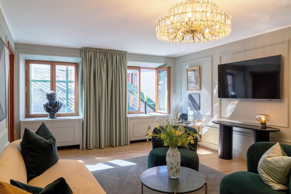 Junior Suite | Living area | 43-inch flat-screen TV with cable channels, TV