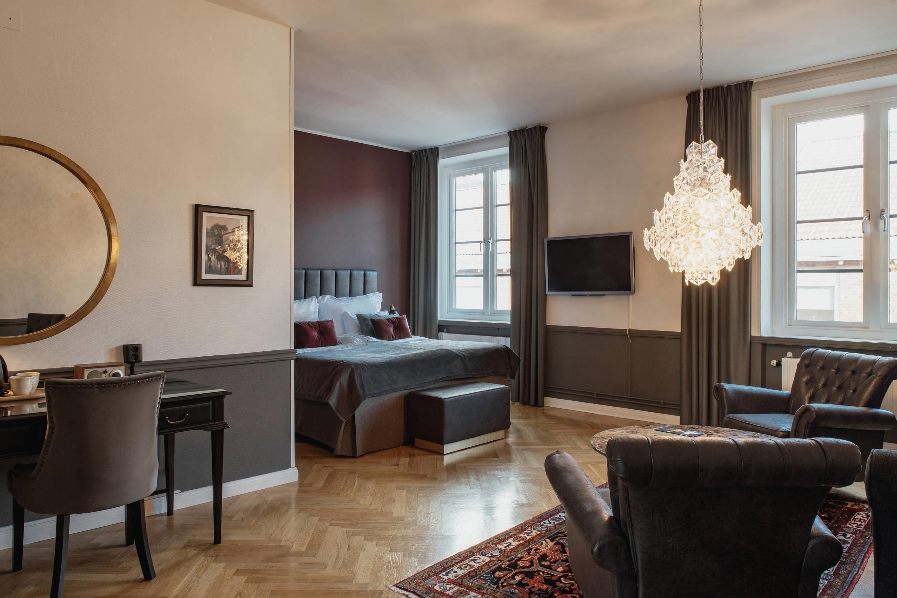 Deluxe-huone, 1 parisänky, tupakointi kielletty | Työpöytä, Wi-Fi, vuodevaatteet