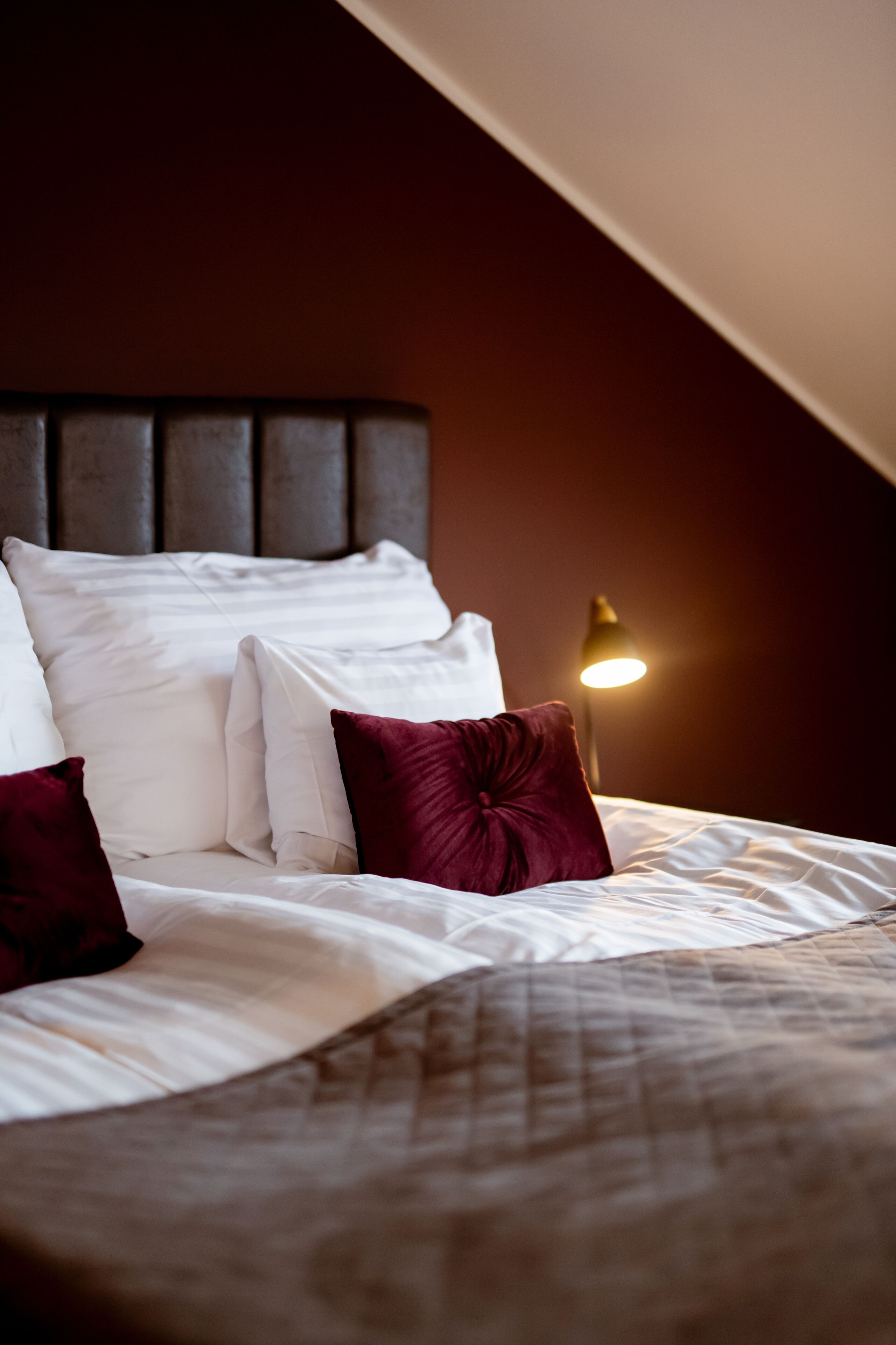 desk, wifi, bed sheets