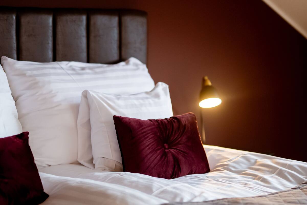 desk, wifi, bed sheets