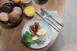 Petit-déjeuner complet compris tous les jours