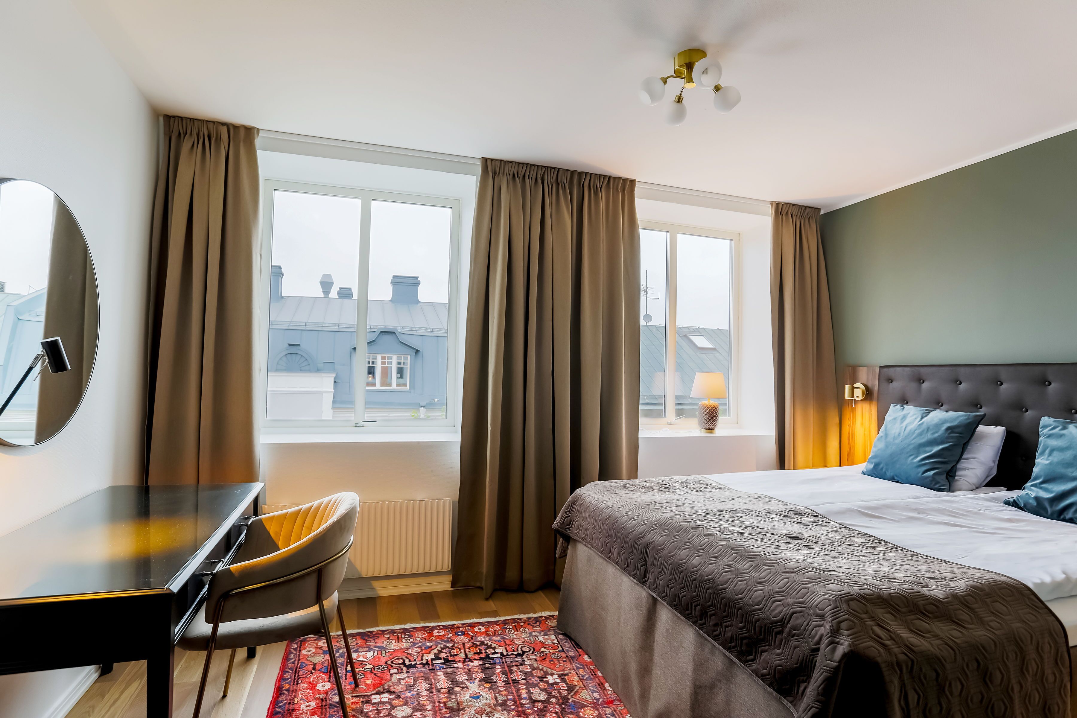 desk, wifi, bed sheets