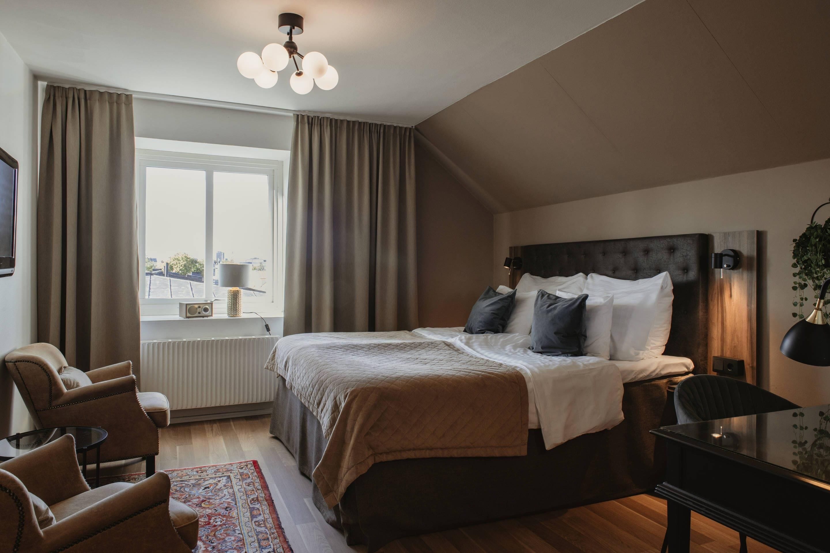 Escritorio, wifi y ropa de cama 