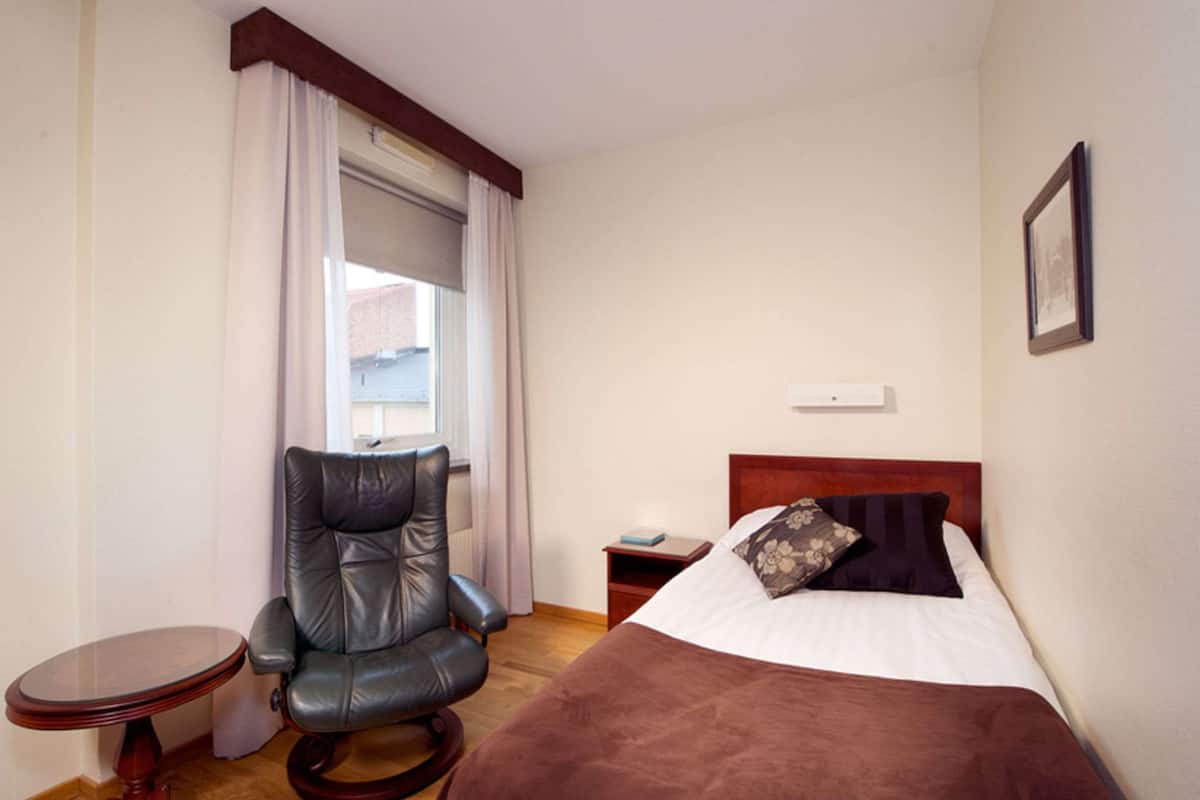 Compact Single | Desk, WiFi, bed sheets