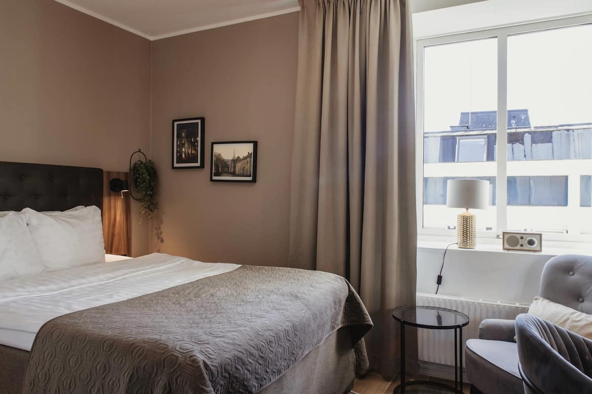 Compact Double | Desk, WiFi, bed sheets