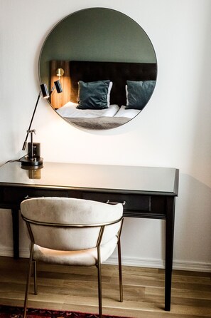 Desk, WiFi, bed sheets