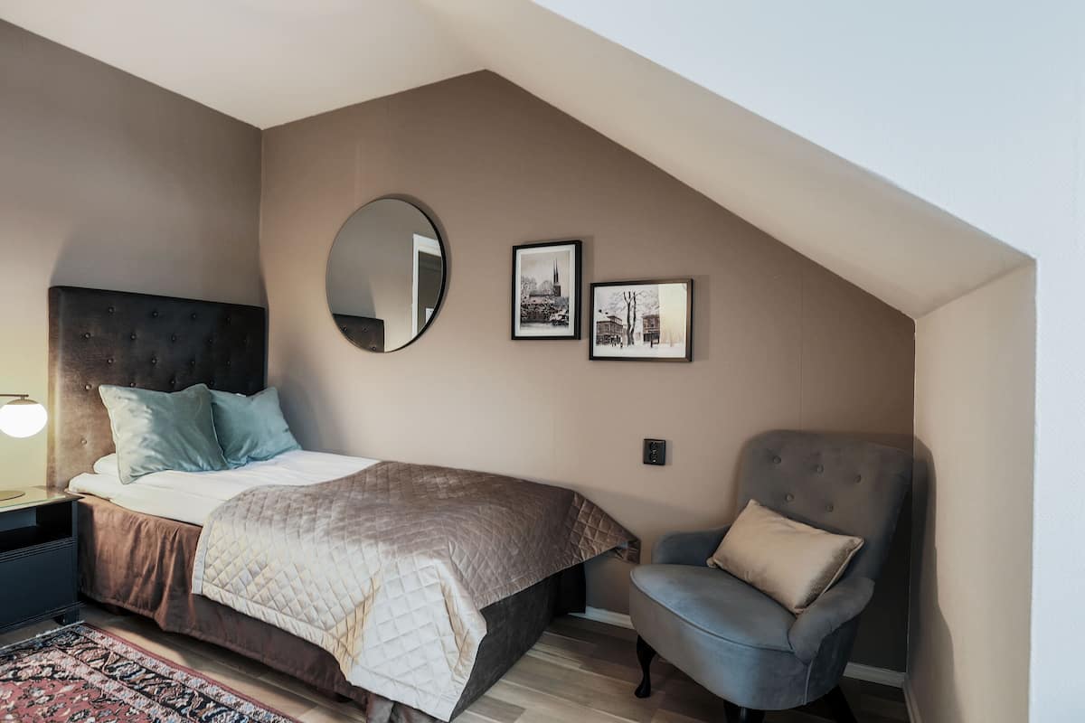 Compact Single | Desk, WiFi, bed sheets