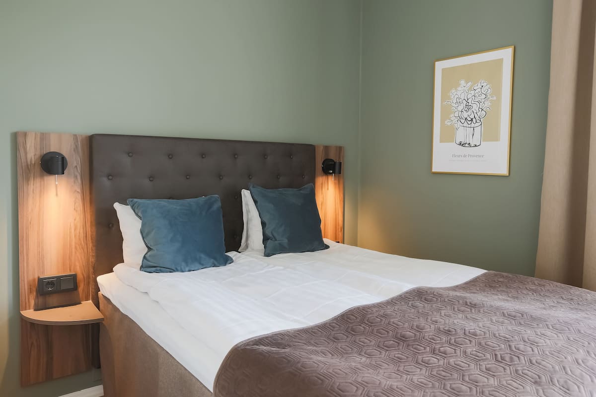 Compact Double | Desk, WiFi, bed sheets