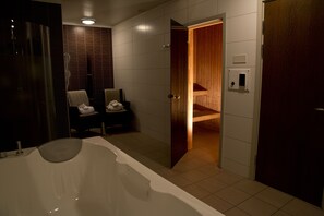Suite, 1 très grand lit et 1 canapé-lit, sauna | Salle de bain | Douche, douche cascade, articles de toilette (gratuits)