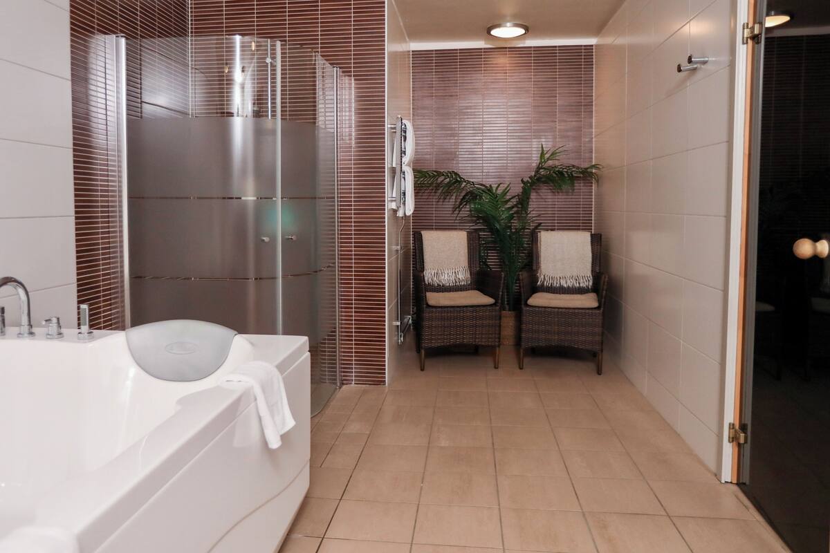 suite (lindmarker) | bathroom | free toiletries, hair dryer, heated floors, towels
