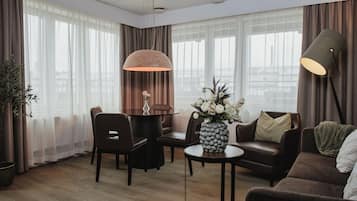 Phòng Suite (Rooftop) | Khu phòng khách | TV 32-inch có truyền hình kỹ thuật số