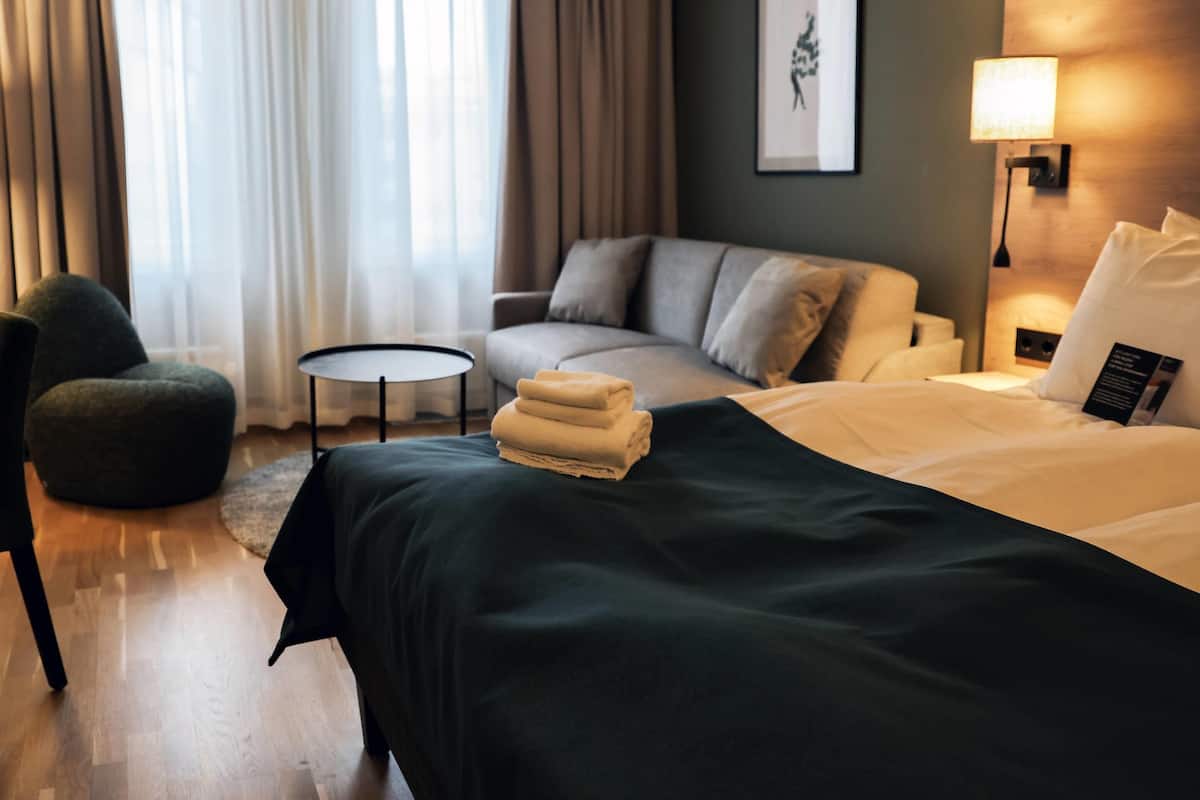 Family Room, Non Smoking | Hypo-allergenic bedding, desk, laptop workspace, blackout curtains