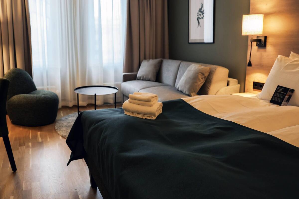 Quarto família, para não fumantes | Roupas de cama antialérgicas, escrivaninha