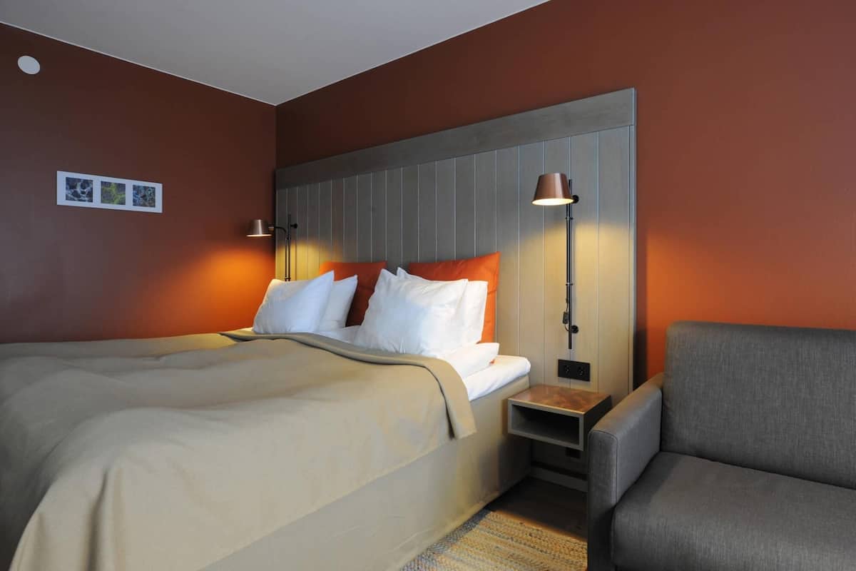 Quarto casal básico, para não fumantes (Compact) | Roupas de cama antialérgicas, escrivaninha