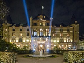 Fassade der Unterkunft – Abend/Nacht