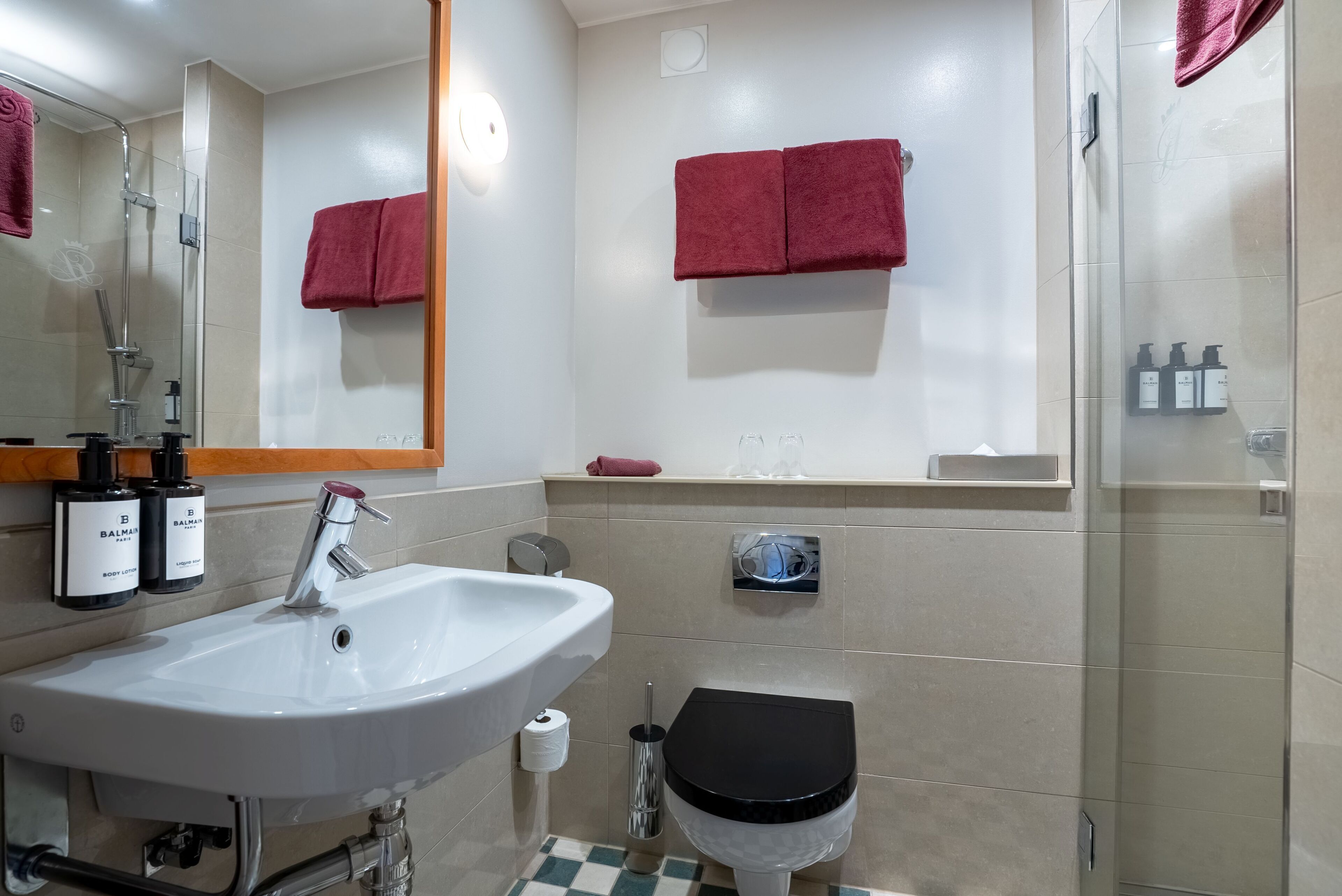 Un baño con lavamanos, inodoro y ducha.