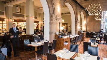 2 restaurants, breakfast, lunch, dinner served; international cuisine