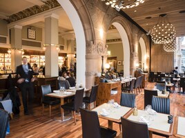 2 restaurantes; se sirve desayuno, almuerzo y cena; cocina internacional