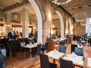 2 restaurants, servant le déjeuner et le dîner; cuisine internationale