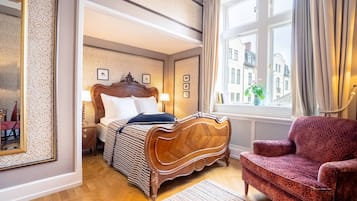 Habitación | Ropa de cama de alta calidad, minibar, caja fuerte