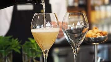 Un bar, avec un barman en train de verser une boisson dans un verre.