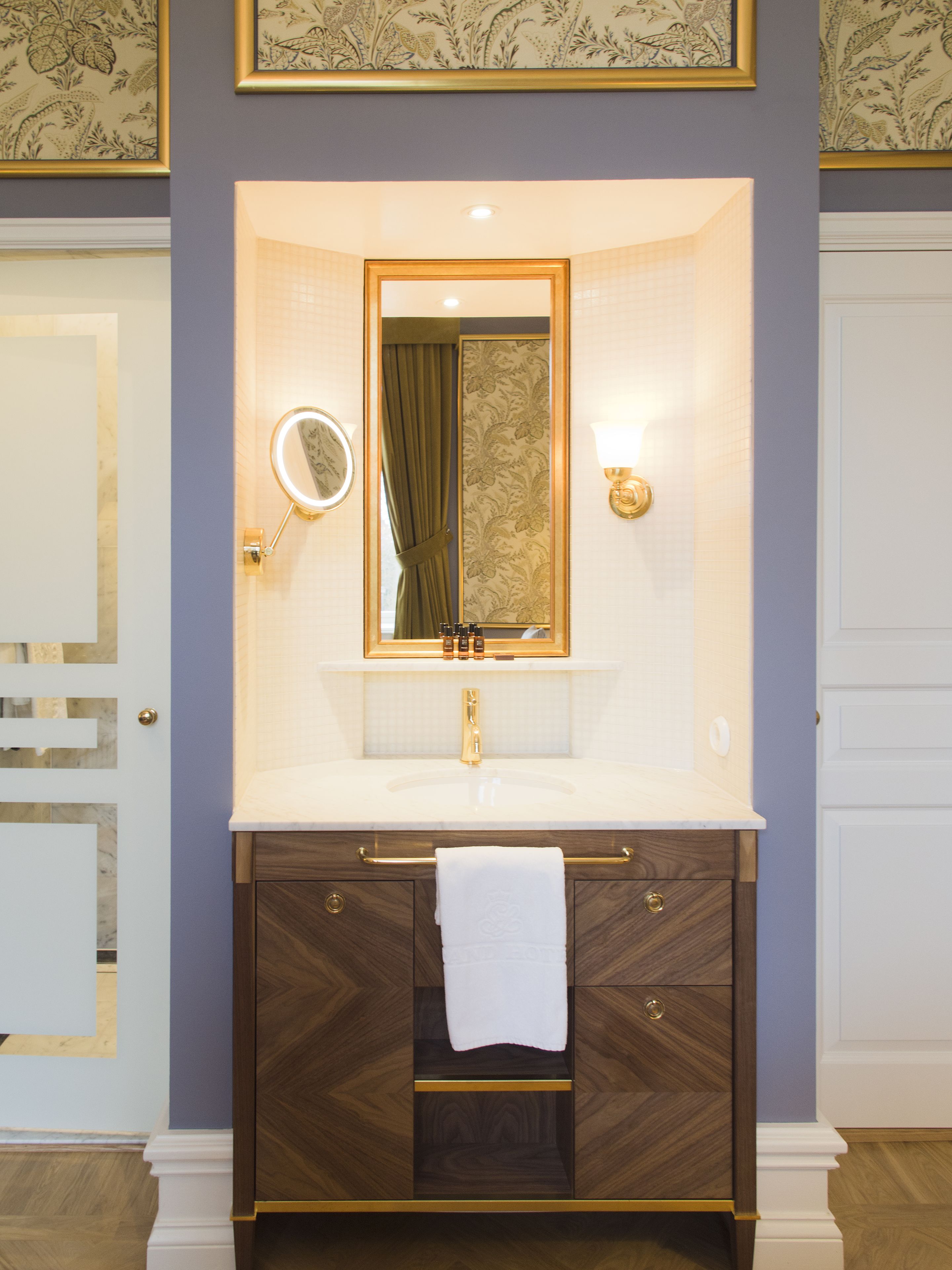 deluxe double room | bathroom sink