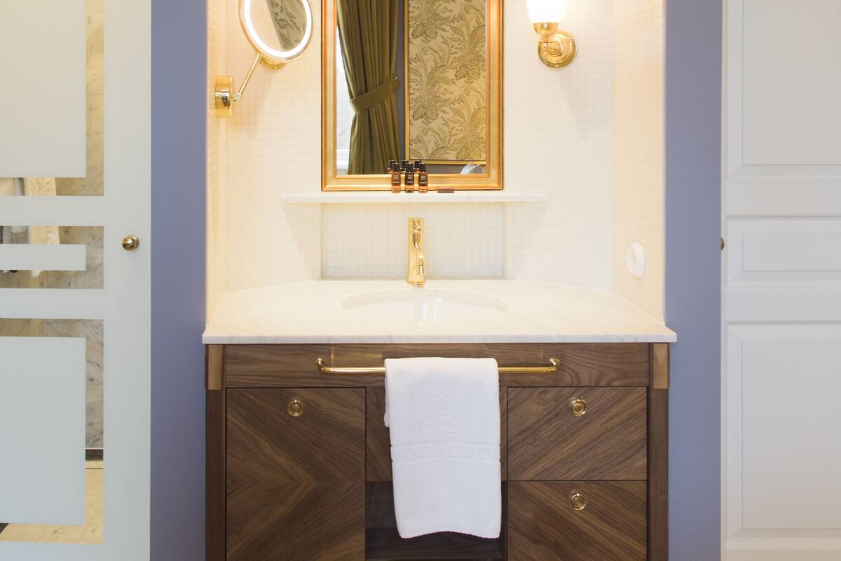 deluxe double room | bathroom sink