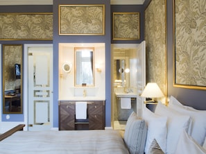 Chambre Deluxe double | Literie de qualité, minibar, coffre-fort, décor unique