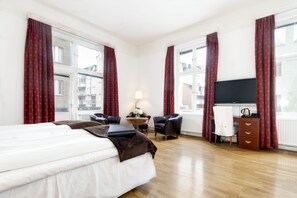 Suite Junior, balcon | Bureau, rideaux occultants, lits bébé (gratuits), Wi-Fi gratuit