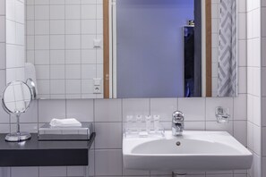 Articles de toilette (gratuits), séchoir à cheveux, serviettes fournies