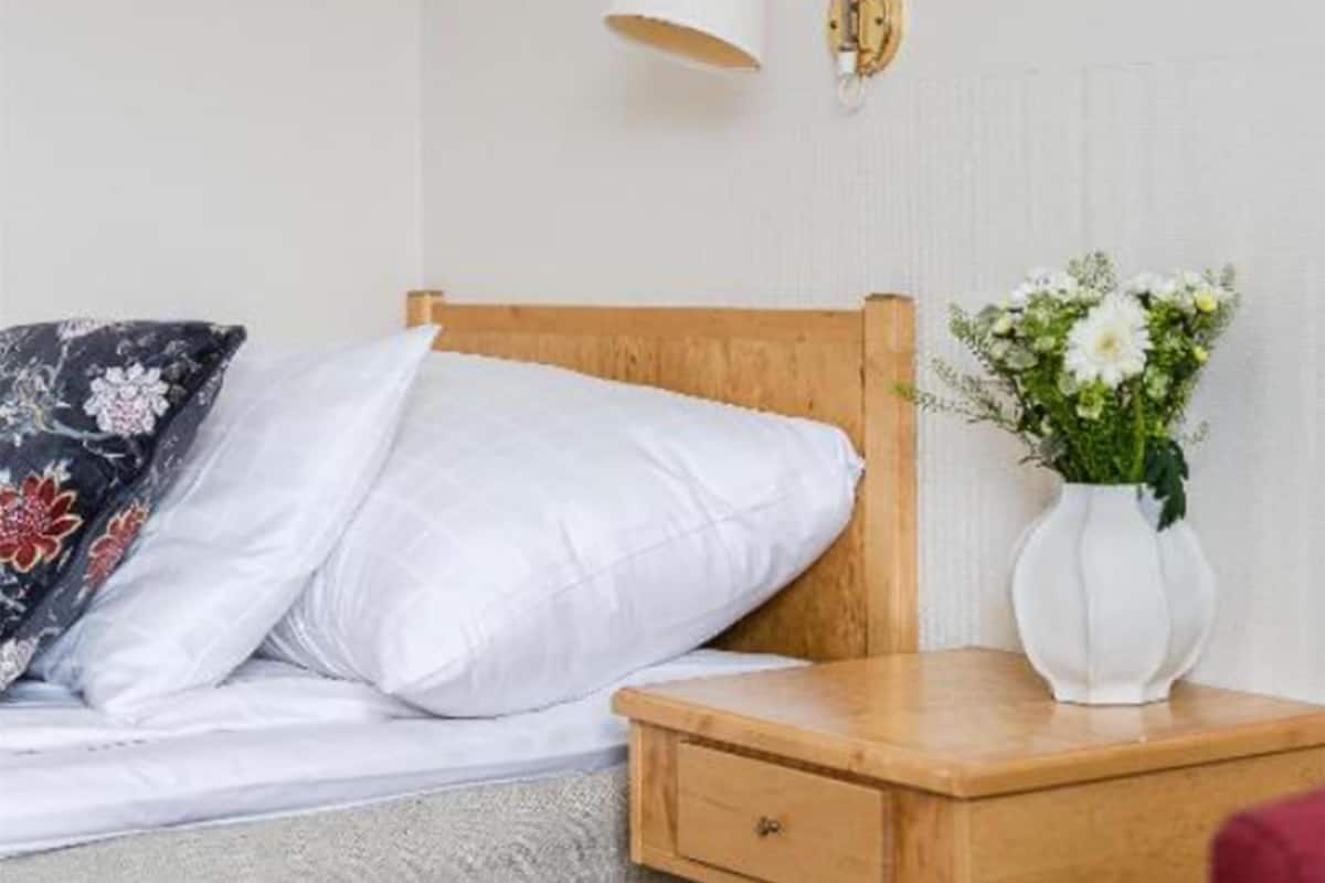 Tabla de planchar con plancha, wifi gratis, ropa de cama y despertador