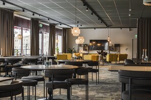 朝食 (フル ブレックファスト)、毎日提供 (無料)