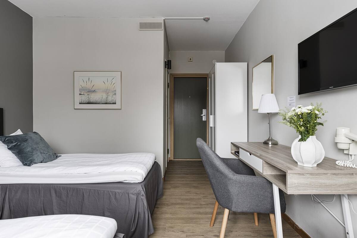 Tabla de planchar con plancha, wifi gratis, ropa de cama y despertador