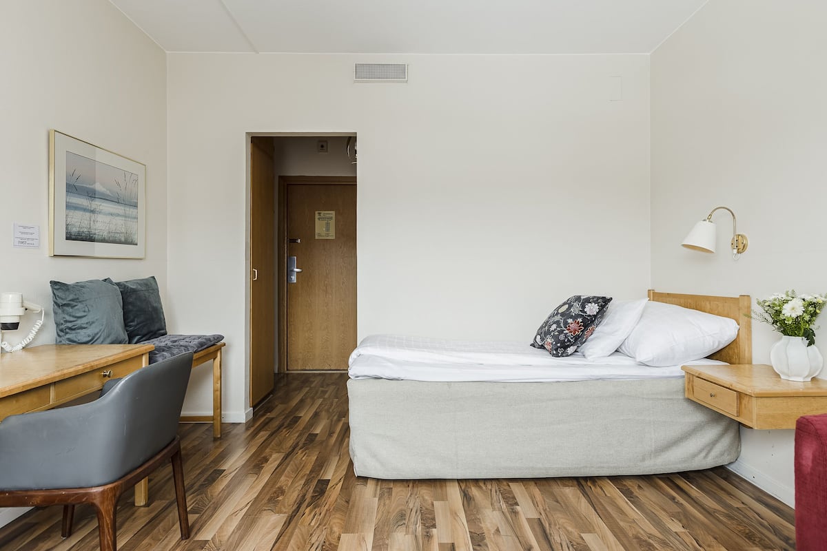 Tabla de planchar con plancha, wifi gratis, ropa de cama y despertador