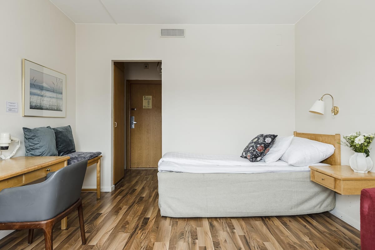 Tabla de planchar con plancha, wifi gratis, ropa de cama y despertador