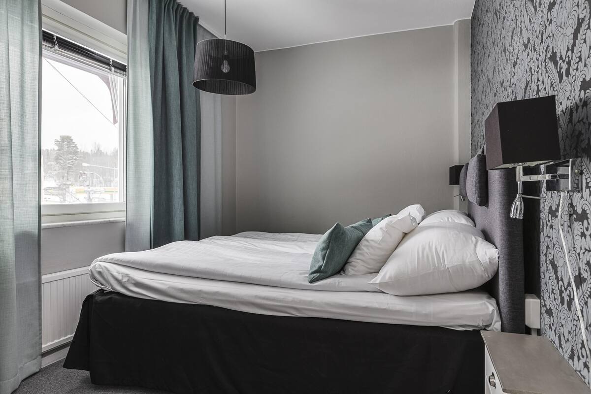 Tabla de planchar con plancha, wifi gratis, ropa de cama y despertador