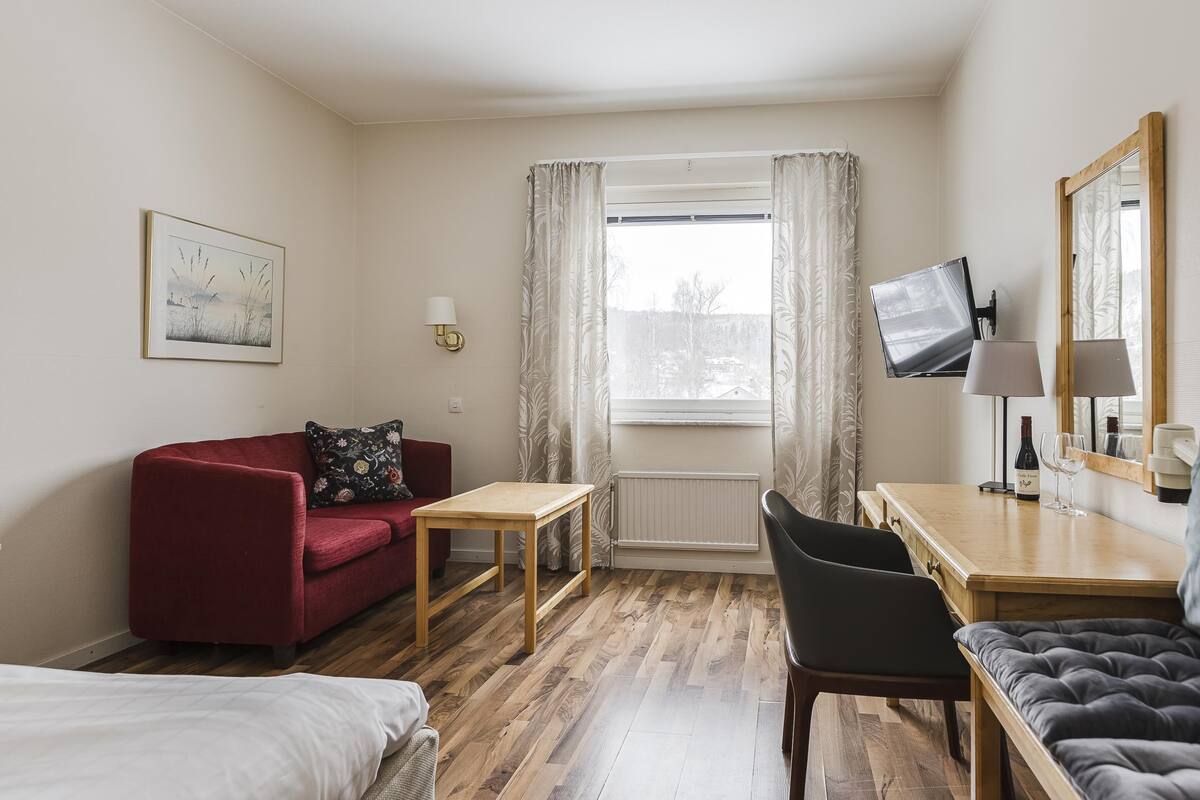 Habitación estándar, 1 cama individual, para no fumadores | Tabla de planchar con plancha, wifi gratis, despertador y ropa de cama 