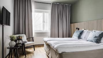 Deluxe Room, 1 King Bed, Non Smoking | Iron/ironing board, free WiFi, bed sheets, alarm clocks