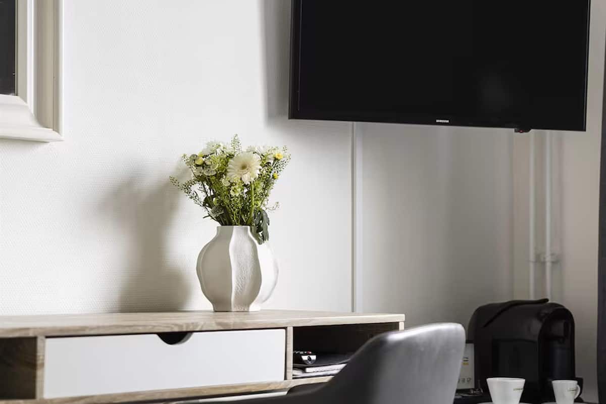 Tabla de planchar con plancha, wifi gratis, ropa de cama y despertador