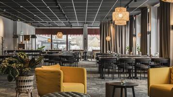 Frukost, lunch och middag serveras