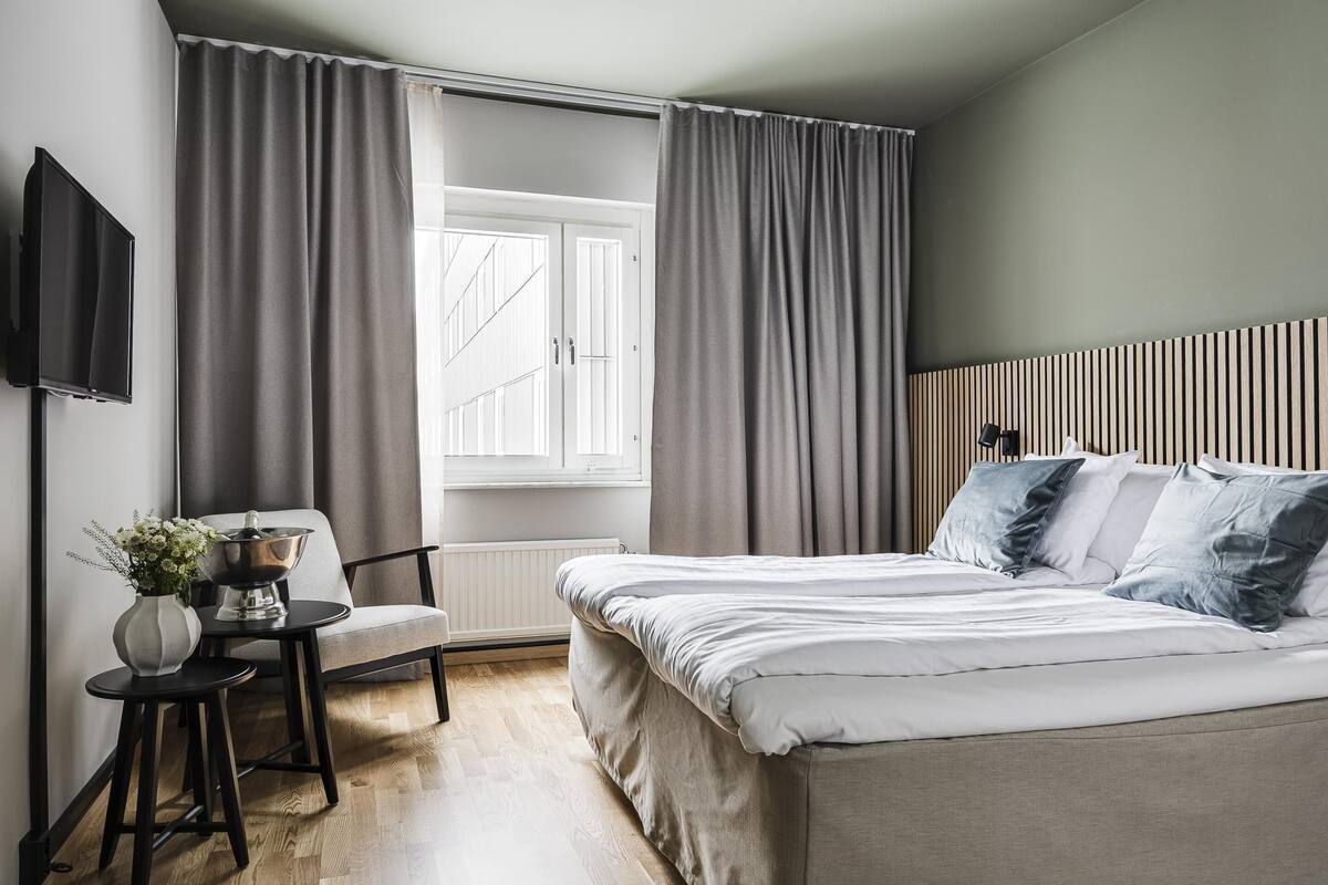 Tabla de planchar con plancha, wifi gratis, despertador y ropa de cama 