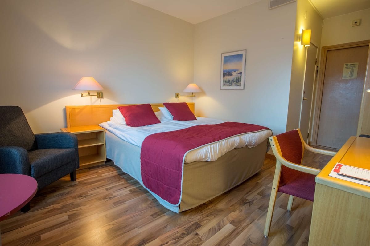 Tabla de planchar con plancha, wifi gratis, ropa de cama y despertador
